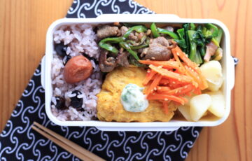 ラム肉とピーマンの炒めもの、粉吹きいも