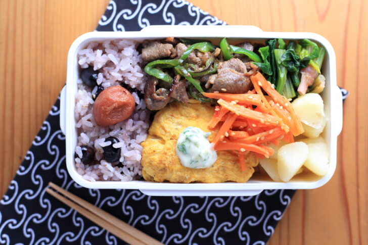 ラム肉とピーマンの炒めもの、粉吹きいも