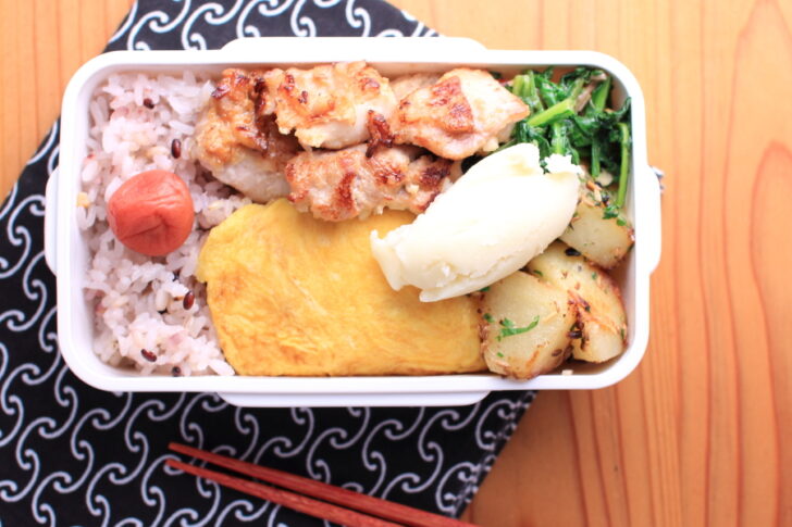 鶏もも肉の塩麹焼きと甘い卵焼き風のオムレツ