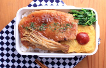 豚の甘酢照り焼きとプレーンオムレツののっけ弁当