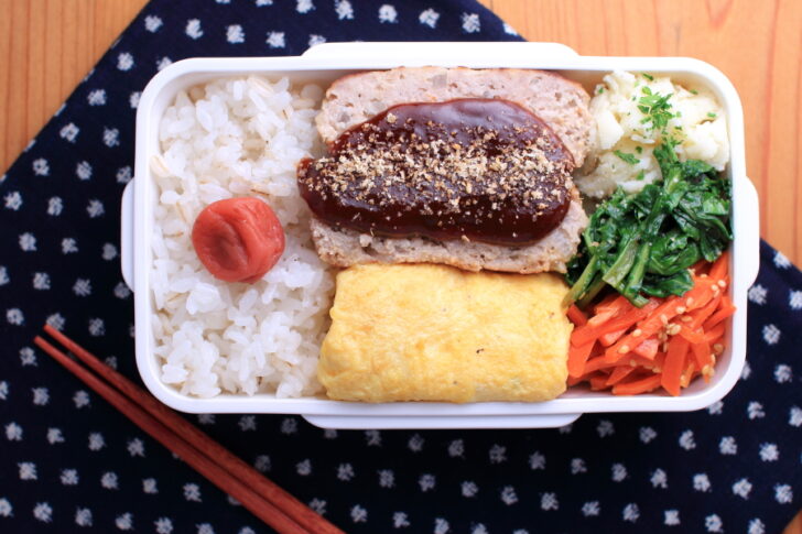 豚肉のハンバーグとプレーンオムレツのお弁当