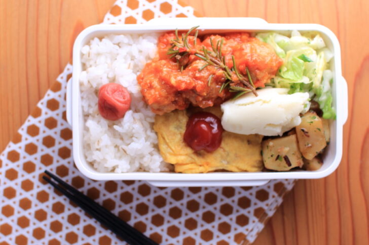 肉団子のトマト煮と白菜とイタリアンパセリのサラダ