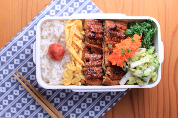 うなぎのかば焼きと春菊のごま和えのお弁当