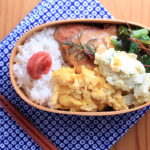 ローズマリー風味のチキンソテーとアスパラ菜とわかめのサラダ