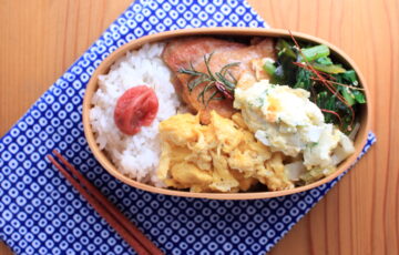 ローズマリー風味のチキンソテーとアスパラ菜とわかめのサラダ