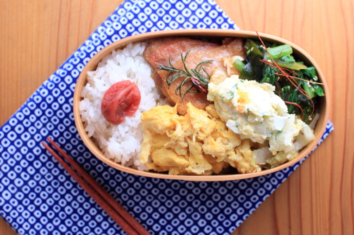 ローズマリー風味のチキンソテーとアスパラ菜とわかめのサラダ