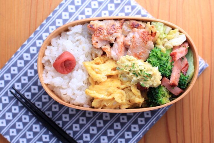 鶏肉の塩麹焼きとスクランブルエッグのお弁当