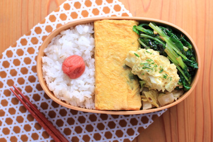 三つ葉入りの卵焼きと宮内菜の炒めもの
