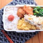 鶏もも肉の唐揚げとケイパー入りのポテトサラダ