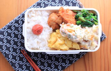 鶏もも肉の唐揚げとケイパー入りのポテトサラダ