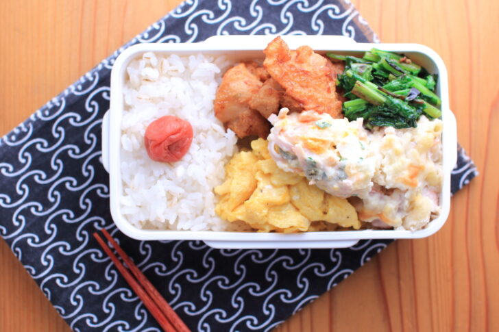 鶏もも肉の唐揚げとケイパー入りのポテトサラダ