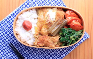 豚カツの卵とじと魚肉ソーセージのケチャップ炒めのお弁当