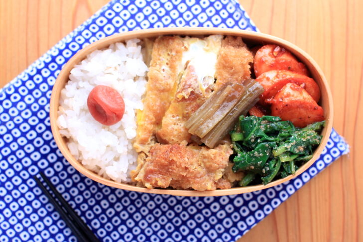 豚カツの卵とじと魚肉ソーセージのケチャップ炒めのお弁当