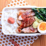 煮豚、煮卵、粉吹きいも、小松菜のにんにく炒めのお弁当