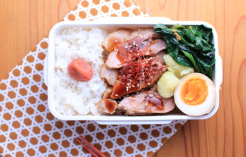 煮豚、煮卵、粉吹きいも、小松菜のにんにく炒めのお弁当