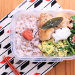 セージバター風味のチキンソテーとハーブスクランブルエッグ