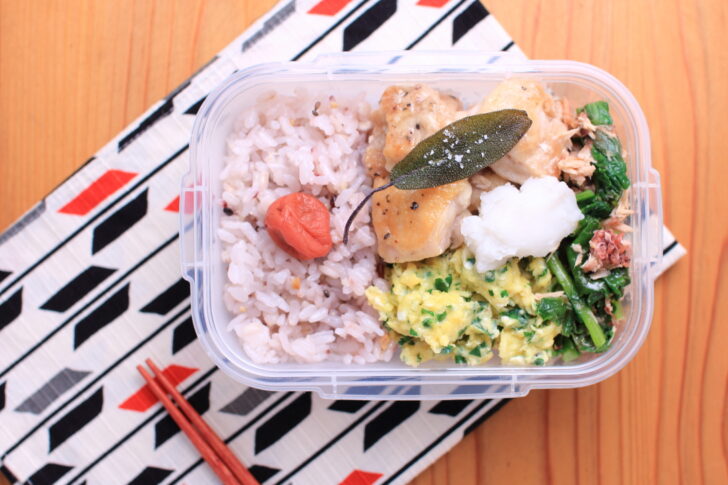 セージバター風味のチキンソテーとハーブスクランブルエッグ