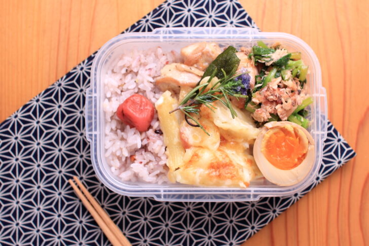 鶏もも肉のハーブソテーとペンネグラタンのお弁当