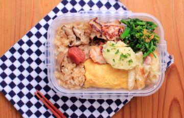 原木椎茸の炊き込みご飯と鶏もも肉の塩麹焼きのお弁当