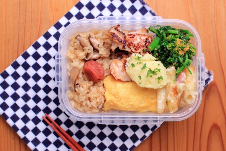 原木椎茸の炊き込みご飯と鶏もも肉の塩麹焼きのお弁当