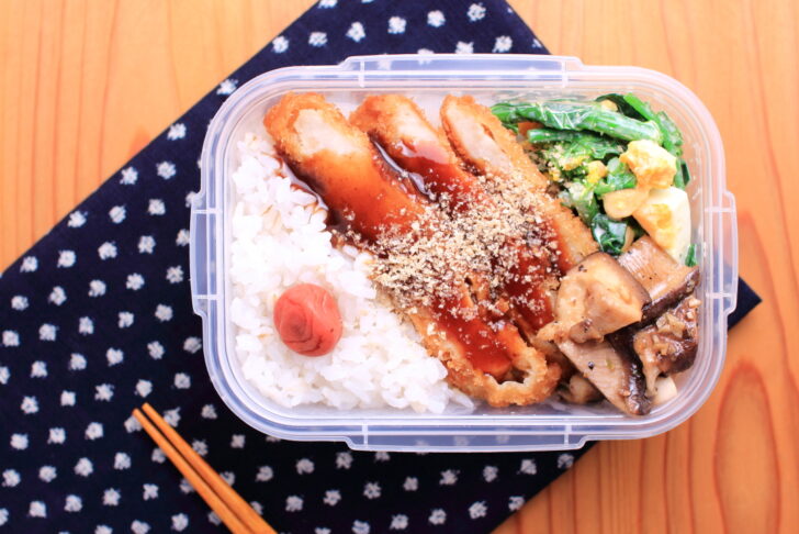 豚カツ（スーパーのお惣菜）と原木椎茸のガーリックソテー