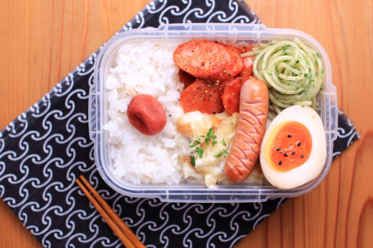 魚肉ソーセージのトマトケチャップ炒めと春菊のパスタ