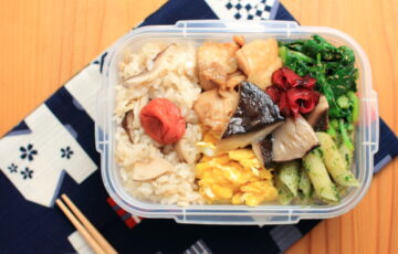 椎茸の炊き込みご飯と椎茸のトースター焼きのお弁当