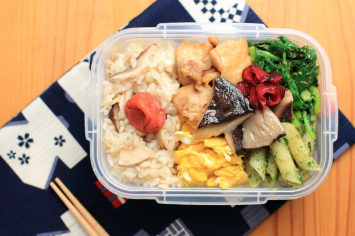 椎茸の炊き込みご飯と椎茸のトースター焼きのお弁当