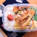 チキンソテーのお弁当と愛用している小さなスキレット