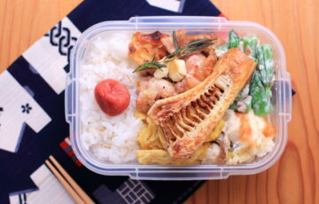 チキンソテーのお弁当と愛用している小さなスキレット