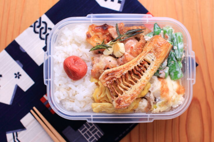 チキンソテーのお弁当と愛用している小さなスキレット