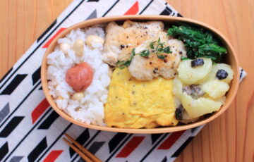 探り掘りしたジャガイモと大豆ごはんのお弁当。