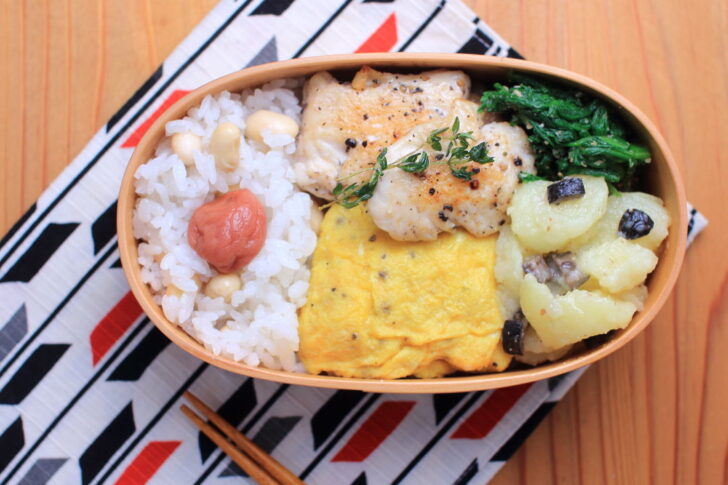 探り掘りしたジャガイモと大豆ごはんのお弁当。