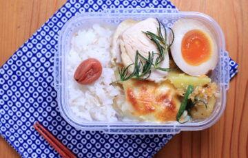ローズマリー風味の蒸し鶏。じゃがいもとインゲンのグラタン。