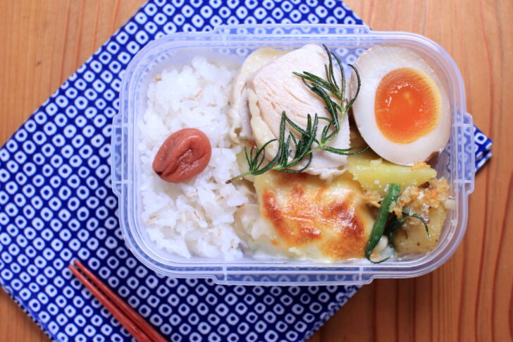 ローズマリー風味の蒸し鶏。じゃがいもとインゲンのグラタン。