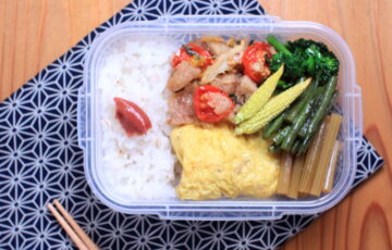 お弁当は鶏皮のおかず。2年掘りのラッキョウの収穫。