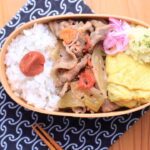 豚とトマトの甘辛煮とプレーンオムレツのお弁当