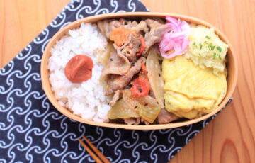 豚とトマトの甘辛煮とプレーンオムレツのお弁当