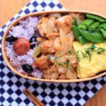 黒大豆の炊き込みごはんとチキンソテーのお弁当
