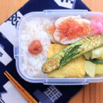 蒸し鶏の赤玉ねぎソース。おかず（レシピ？）のバリエーション不足。