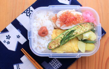 蒸し鶏の赤玉ねぎソース。おかず（レシピ？）のバリエーション不足。