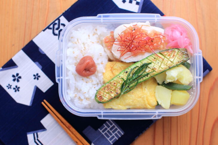 蒸し鶏の赤玉ねぎソース。おかず(レシピ?)のバリエーション不足。