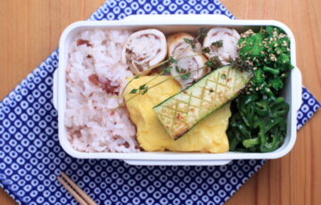 鶏胸肉の梅肉巻きのお弁当。オレガノとミントの強剪定&乾燥。