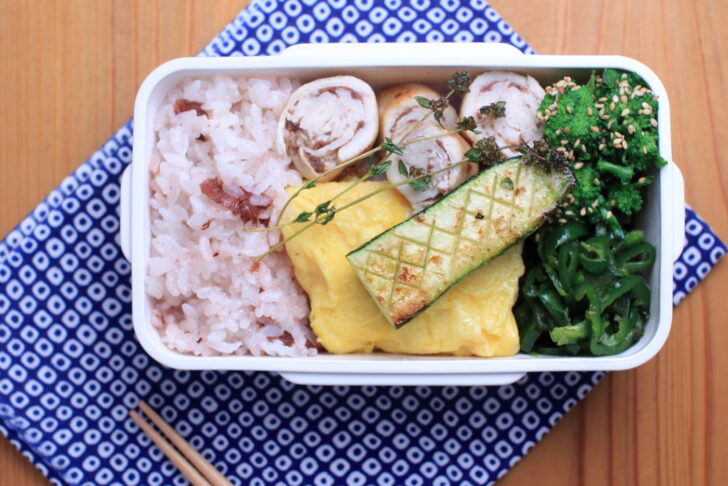 鶏胸肉の梅肉巻きのお弁当。オレガノとミントの強剪定&乾燥。