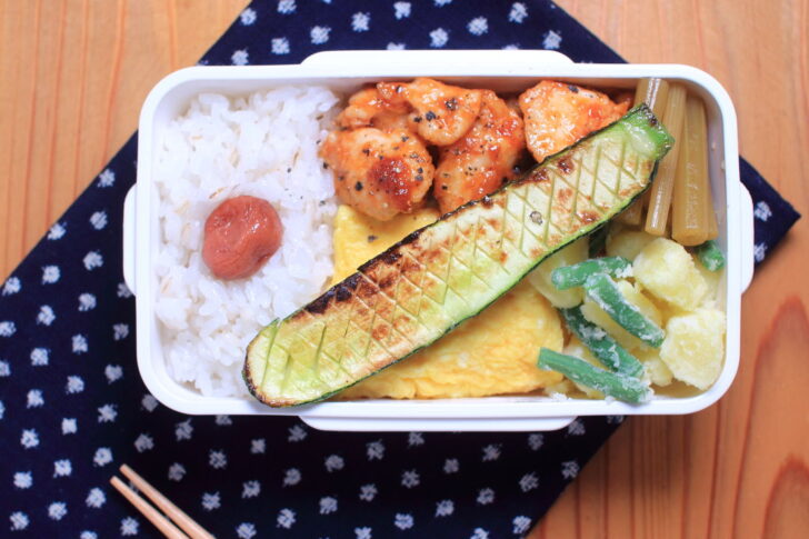 鶏むね肉のケチャップ炒めとフキの土佐酢漬けのお弁当