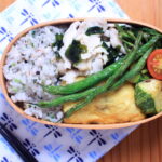 蒸し鶏とわかめの炒め物