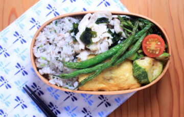 蒸し鶏とわかめの炒め物