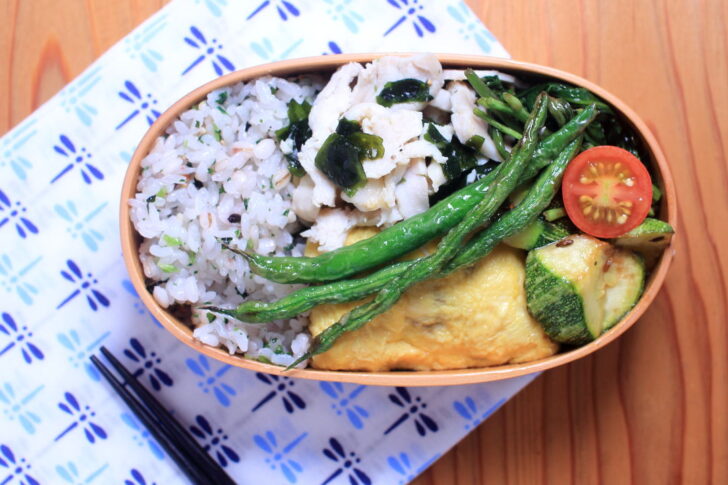 蒸し鶏とわかめの炒め物