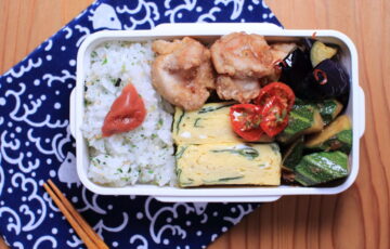 初心に帰って普通のお弁当。鶏唐揚げと卵焼き。